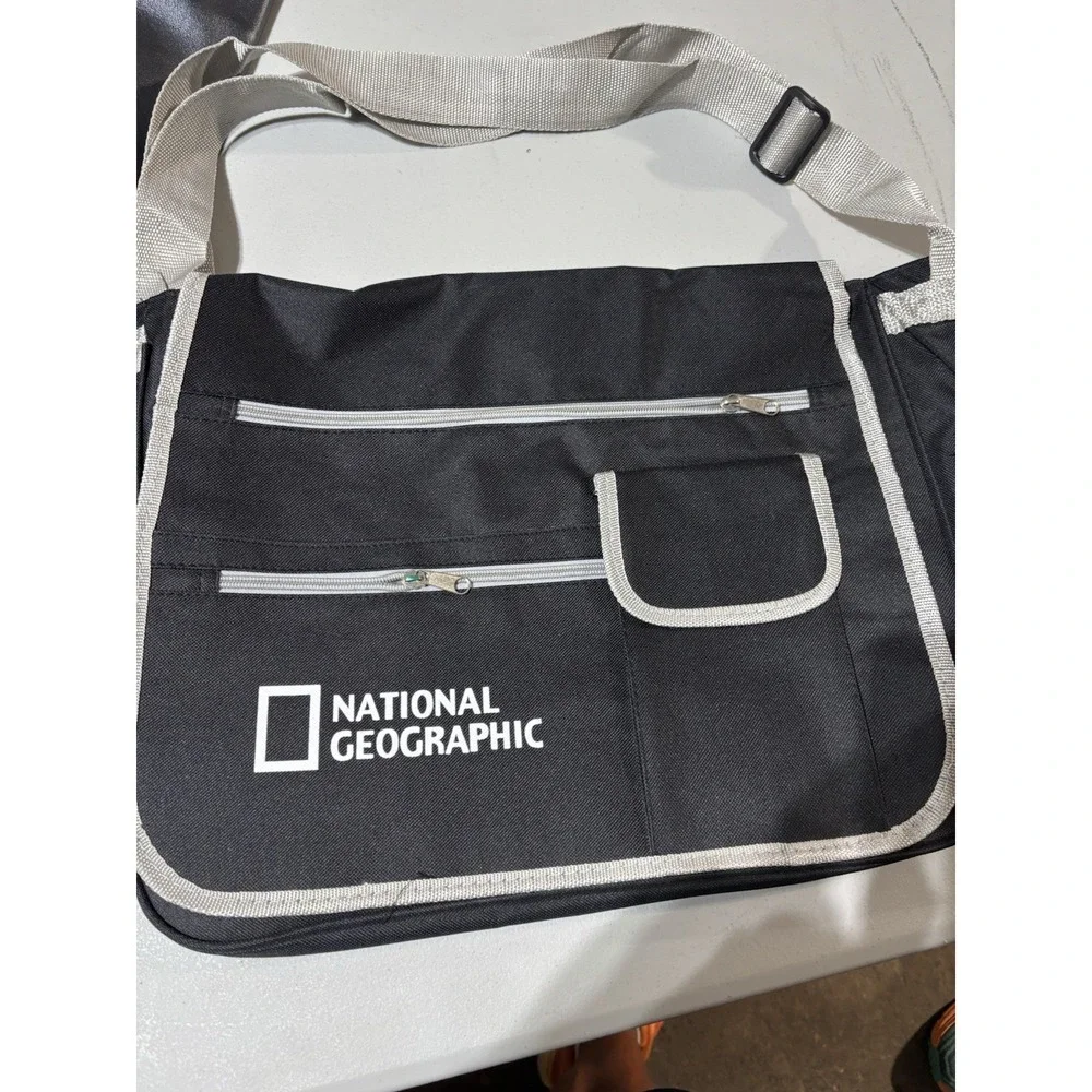 NEW WITHOUT‎ TAG NATIONAL GEOGRAPHIC TRAVEL BAG